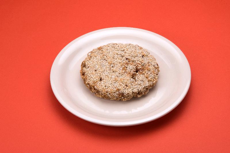 One type of sesame ball shown in the picture was found to contain approximately 57 grams of sugar per 100 grams of food, i.e. the recommended daily intake limit of sugars will be exceeded upon consuming one piece (about 100 grams) of the sesame balls.
