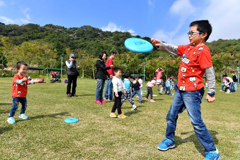 The Leisure and Cultural Services Department is organising a series of "Storm the Park" activities to allow members of the public to experience the vibrancy and joyful atmosphere of parks and have a fun-filled holiday with the family. Photo shows participants enjoying the fun of frisbee at "Frisbee Day" last December.