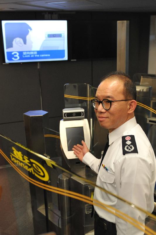 The Director of Immigration, Mr Tsang Kwok-wai, chairs the press conference of the Immigration Department's year-end review of 2016 today (January 26).  Photo shows Mr Tsang introducing the Self-Service Departure for Visitors.