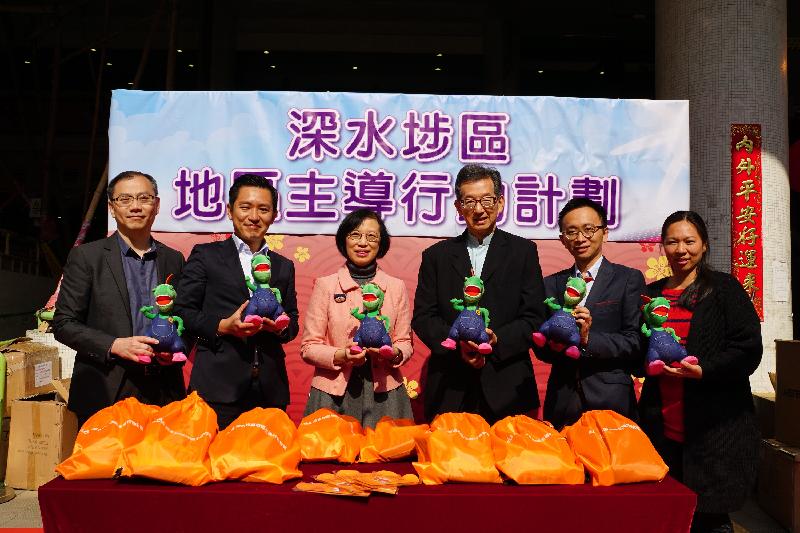 The Under Secretary for Food and Health, Professor Sophia Chan (third left); the Chairman of the Sham Shui Po District Council (SSPDC), Mr Ambrose Cheung (third right); the Vice-chairman of the SSPDC, Mr Chan Wai-ming (second right); the Chairman of the Environment and Hygiene Committee of the SSPDC, Ms Lau Pui-yuk (first right); District Officer (Sham Shui Po), Mr Damian Lee (second left); and the District Environmental Hygiene Superintendent (Sham Shui Po) of the Food and Environmental Hygiene Department, Mr Lai Kah-kit (first left), are pictured with Keep Clean Ambassador Ah Tak at the launch of the "Sham Shui Po District-led Actions Scheme - Lunar New Year Clean-up" activity today (January 26).