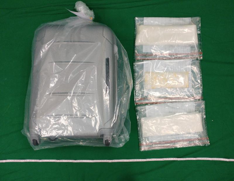 Hong Kong Customs yesterday (January 25) seized about 4 kilograms of suspected cocaine with an estimated market value of about $4.4 million in total at Lo Wu Control Point and Hong Kong International Airport. Photo shows suspected cocaine seized at Hong Kong International Airport.