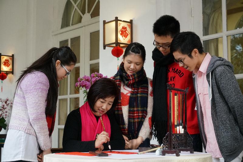 The Chief Executive, Mr C Y Leung, delivered a Lunar New Year message today (January 27). He and Mrs Leung wished everyone a healthy and prosperous year ahead.