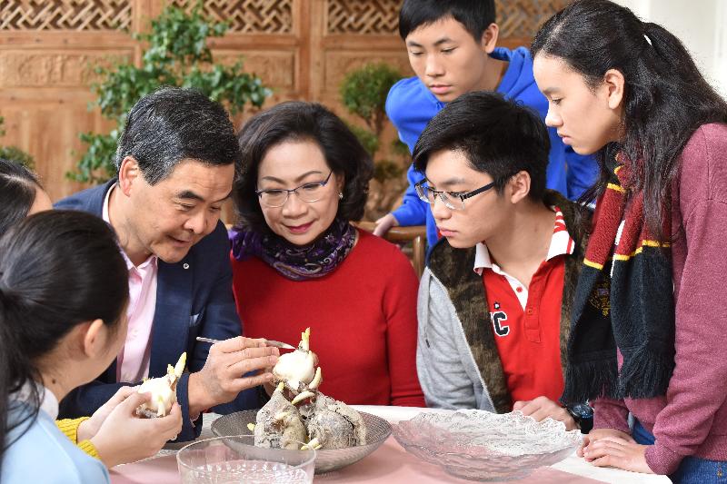 The Chief Executive, Mr C Y Leung, delivered a Lunar New Year message today (January 27). He and Mrs Leung wished everyone a healthy and prosperous year ahead.