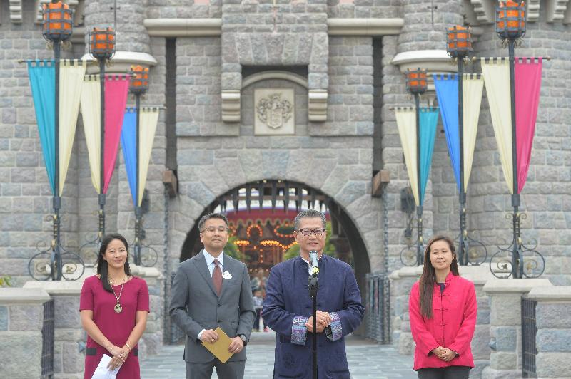 財政司司長陳茂波（右二）今日（一月二十八日）在香港迪士尼樂園「惜食傳福」賀雞年活動上致辭。