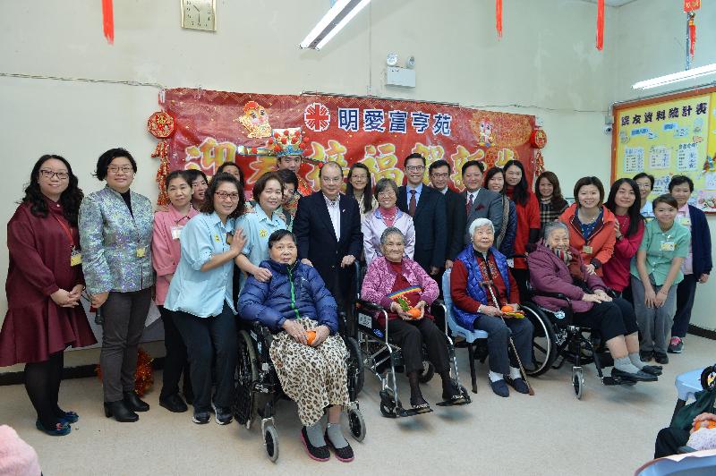 The Chief Secretary for Administration, Mr Matthew Cheung Kin-chung (second row, third left), today (January 28) visited the elderly at Caritas Fu Heng Home in Tai Po and sent his festive regards to its residents, their families and members of staff.