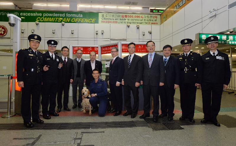 The Chief Secretary for Administration, Mr Matthew Cheung Kin-chung (fifth left), today (January 28) visited Lo Wu Control Point and met front-line officers. He commended staff of different government departments for their dedication in providing efficient services to a huge number of members of the public and tourists over the Lunar New Year period.