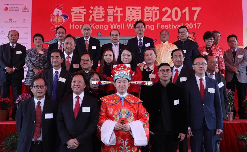 The Chief Secretary for Administration, Mr Matthew Cheung Kin-chung, attended the Hong Kong Well-wishing Festival 2017 at Lam Tsuen, Tai Po, today (January 28). Photo shows Mr Cheung (back row, fifth left) with the Chairman of the Tai Po District Council, Mr Cheung Hok-ming (back row, fourth left); the Chairman of the Heung Yee Kuk, Mr Lau Ip-keung (back row, third left); and other guests.