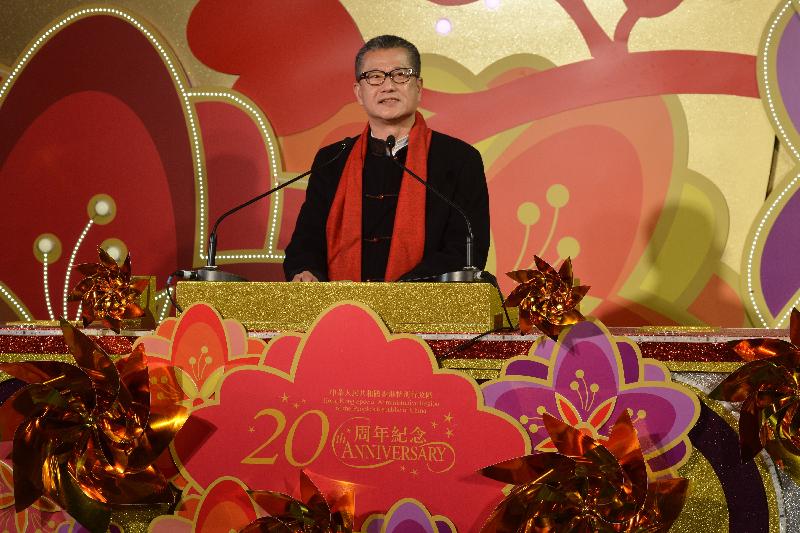 The Financial Secretary, Mr Paul Chan, addresses the opening ceremony of the 2017 Cathay Pacific International Chinese New Year Night Parade at the Hong Kong Cultural Centre Piazza in Tsim Sha Tsui tonight (January 28).