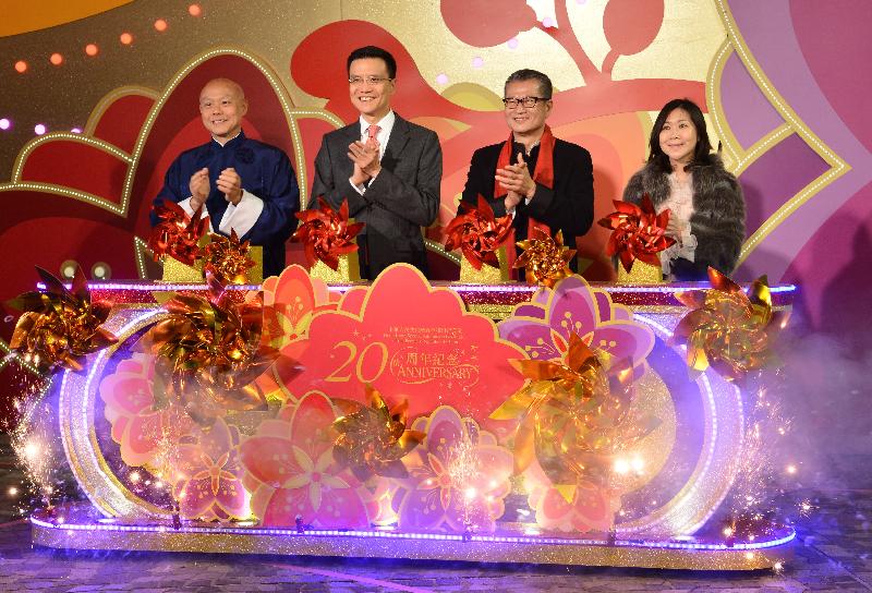 Pictured from left, the Chairman of the Product and Event Committee of the Hong Kong Tourism Board, Mr Wayne Leung; the Chief Executive of Cathay Pacific, Mr Ivan Chu; the Financial Secretary, Mr Paul Chan; and the Commissioner for Tourism, Miss Cathy Chu, officiate at the opening ceremony of the 2017 Cathay Pacific International Chinese New Year Night Parade at the Hong Kong Cultural Centre Piazza in Tsim Sha Tsui tonight (January 28).