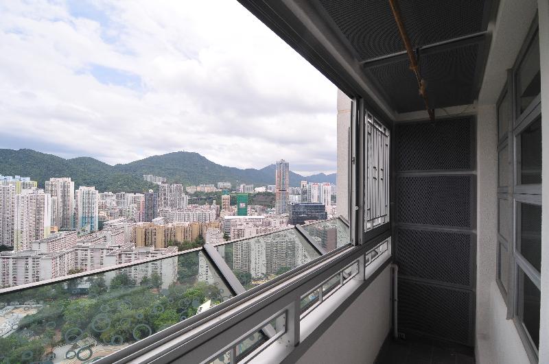 香港房屋委員會最近獲頒發「環保建築大獎2016」「綠建領導」的最高榮譽。圖示新一代減音露台，利用不同裝置（例如在牆壁和天花板設置隔音板及在露台外加上隔音斜板等），減少交通噪音。