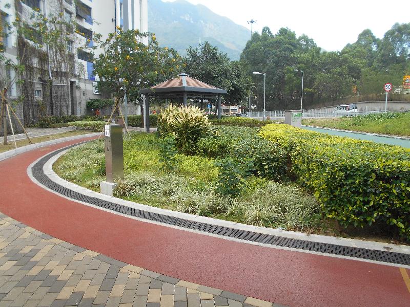 香港房屋委員會致力研發新措施，以增加轄下公營房屋項目的可持續發展能力，其中一項是在合適的新公營房屋項目園圃，應用無須使用食水的新式灌溉系統。圖示屯門龍逸邨使用「零灌溉系統」的園圃。