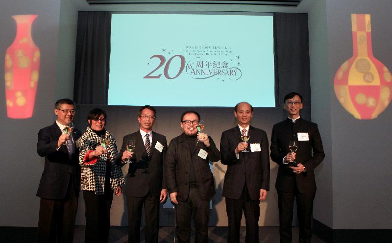 (From left) The Director of the Asian Art Museum, Dr Jay Xu; the President of the San Francisco Arts Commission, Ms JD Beltran; the Hong Kong Commissioner for Economic and Trade Affairs, USA, Mr Clement Leung; Hong Kong artist, Freeman Lau; the Chinese Consul General in San Francisco, Mr Luo Linquan and the Director of the Hong Kong Economic and Trade Office, San Francisco, Mr Ivanhoe Chang, propose a toast at the reception at the Asian Art Museum in San Francisco today (January 30, San Francisco time).