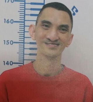 Chan Pak-kin, aged 46, is about 1.7 metres tall, 50 kilograms in weight and of thin build. He has a long face with yellow complexion and short black hair. He was last seen wearing a red jacket, black sports trousers, black shoes and carrying a shoulder bag.