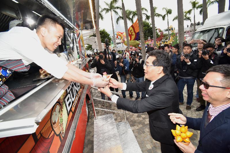 商务及经济发展局局长苏锦梁（右二）今日（二月二日）在美食车先导计划开幕典礼后参观美食车及试食招牌菜色。