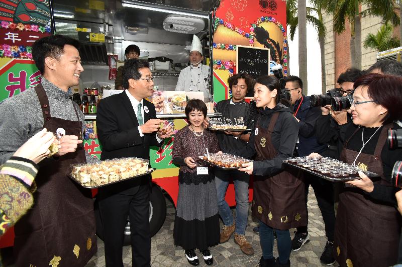 商务及经济发展局局长苏锦梁（左二）今日（二月二日）在美食车先导计划开幕典礼后参观美食车及试食招牌菜色。
