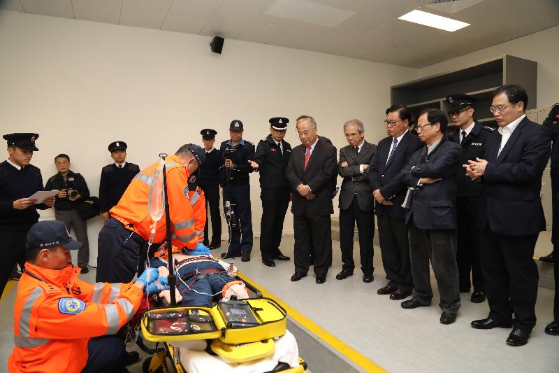 The Non-official Members of the Executive Council (ExCo Members) today (February 6) visited the ambulance services training area of the Fire and Ambulance Services Academy. Photo shows ExCo Members watching ambulancemen demonstrating paramedic skills.