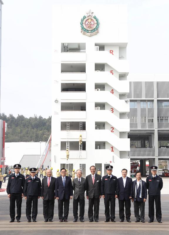 The Non-official Members of the Executive Council (ExCo Members) today (February 6) visited the Fire and Ambulance Services Academy (FASA). Photo shows the Convenor of the Non-official Members of ExCo, Mr Lam Woon-kwong (fifth left), and Non-official Members of ExCo Mr Cheng Yiu-tong (second right), Professor Arthur Li (fifth right), Mr Chow Chung-kong (third left), Mr Cheung Chi-kong (third right) and Mr Jeffrey Lam (fourth left) posing at the FASA with the Director of Fire Services, Mr Li Kin-yat (fourth right), the Commandant of the FASA, Mr Ngai Tak-yung (second left), and senior officials of the Fire Services Department.