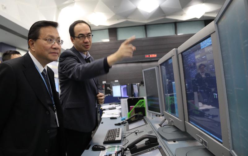 The Secretary for Transport and Housing, Professor Anthony Cheung Bing-leung (left), visited the Civil Aviation Department this afternoon (February 7) to learn more about the operation of the new Air Traffic Management System after its full commissioning since November 14 last year.