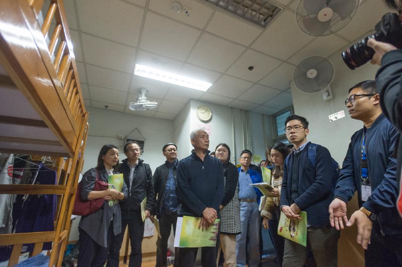 The Legislative Council Panel on Welfare Services visit a hostel in Sham Shui Po last night (February 6) to learn more about the living environment in the hostel for homeless people.