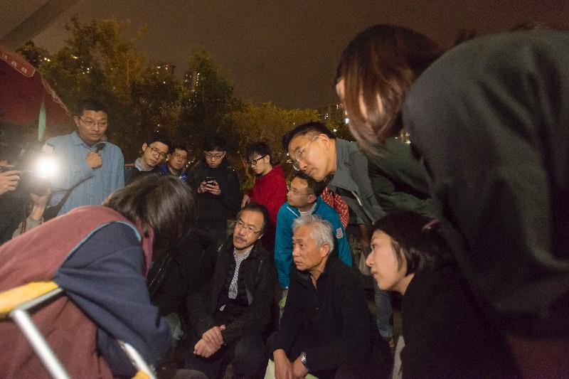 The Legislative Council Panel on Welfare Services visited street sleepers under Tung Chau Street Flyover in Sham Shui Po last night (February 6). Photos shows Panel Members chatting with a street sleeper.