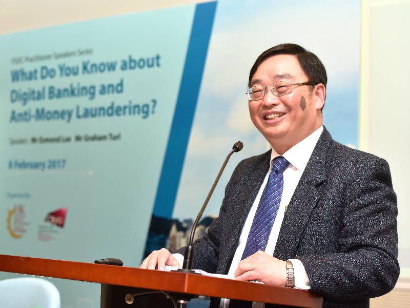 The Financial Services Development Council (FSDC) and the City University of Hong Kong jointly held a career forum entitled "What Do You Know about Digital Banking and Anti-Money Laundering?" today (February 8). Photo shows the Senior Advisor of the FSDC, Mr Esmond Lee, introducing the development of the digital banking sector in Hong Kong to the participants.