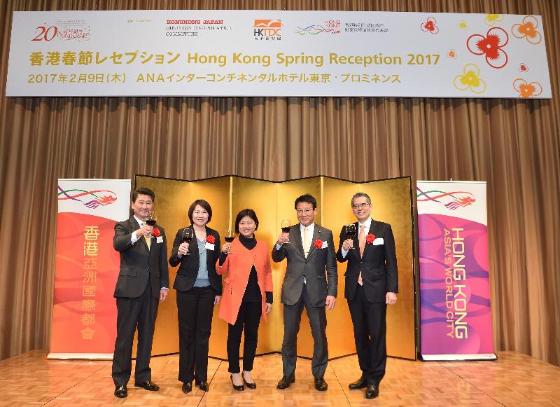 香港駐東京經濟貿易首席代表翁佩雯（中）今日（二月九日）在東京舉行的春節酒會上與其他嘉賓主持祝酒儀式。