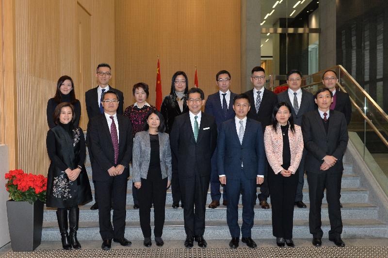 The Secretary for Commerce and Economic Development, Mr Gregory So (front row, centre), and the Director of Economic Services of the Government of the Macau Special Administrative Region, Mr Tai Kin-ip (front row, third right), are pictured with other participating officials after the first meeting of the Working Group on Enhancing Hong Kong/Macao Economic Co-operation in Hong Kong today (February 9).