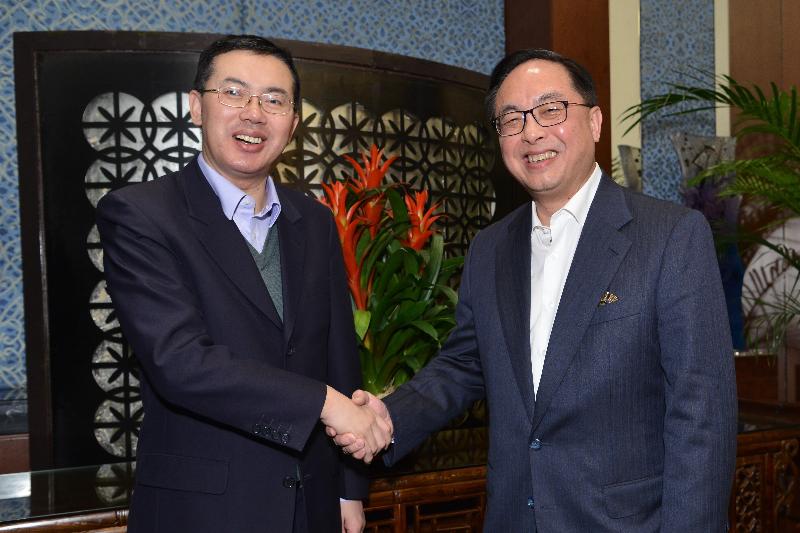 The Secretary for Innovation and Technology, Mr Nicholas W Yang (right), meets the Vice Mayor of Shenzhen Municipality, Mr Ai Xuefeng (left), in Shenzhen today (February 9).