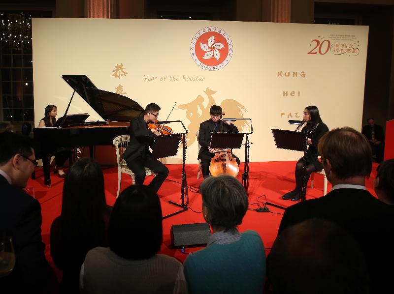 香港駐倫敦經濟貿易辦事處於二月八日（倫敦時間）在倫敦舉行新春酒會，圖示四位居於倫敦的香港音樂家在酒會上表演。