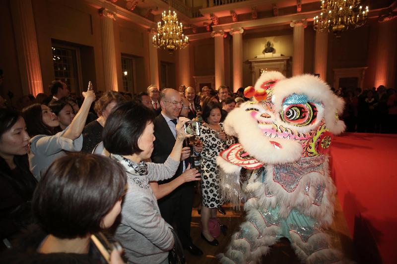 香港駐倫敦經濟貿易辦事處於二月八日（倫敦時間）在倫敦舉行新春酒會。圖示酒會上舞獅表演助興。