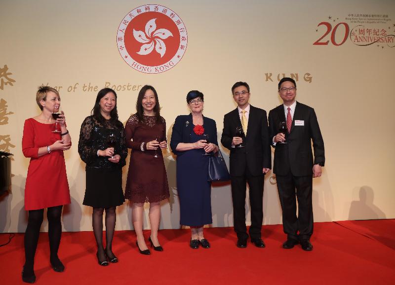 Officiating guests at the Chinese New Year reception of the Hong Kong Economic and Trade Office, London (London ETO), on February 8 (London time) in London, welcoming the Year of the Rooster with a toast. From left: the Director, UK & Northern Europe of the Hong Kong Tourism Board, Ms Dawn Page; the Special Representative for Hong Kong Economic and Trade Affairs to the European Union, Ms Shirley Lam; the Director-General of the London ETO, Ms Priscilla To; the Commercial Secretary to HM Treasury, Baroness Neville-Rolfe; the Minister & Deputy Head of Mission, Embassy of the People's Republic of China in the United Kingdom of Great Britain and Northern Ireland, Mr Zhu Qin, and the Regional Director Europe of the Hong Kong Trade Development Council, Mr William Chui.