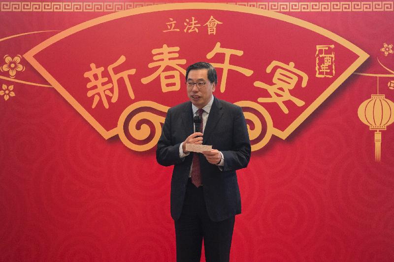 立法會主席梁君彥今日（二月十日）在立法會綜合大樓的新春午宴上祝願大家「雞年納福」、「福氣滿門」。