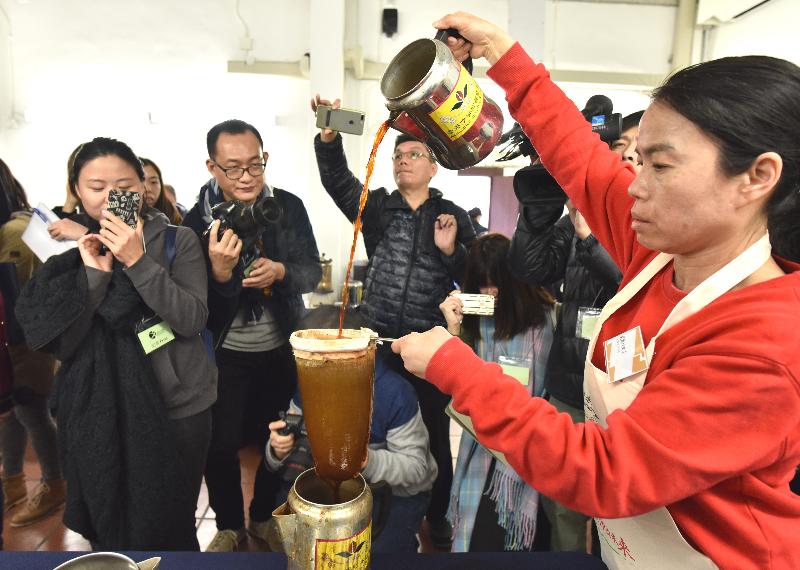 Photo shows the demonstration of Hong Kong style milk tea making technique.