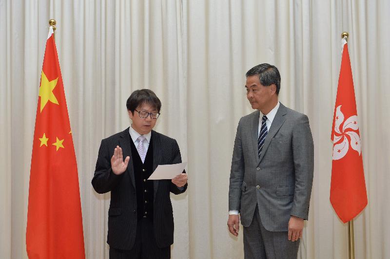 The new Secretary for Labour and Welfare, Mr Stephen Sui (left), takes the oath of office, witnessed by the Chief Executive, Mr C Y Leung (right), today (February 13).