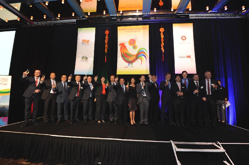 The Director of the Hong Kong Economic and Trade Office, Sydney, Mr Arthur Au (tenth left), and other officiating guests propose a toast to celebrate the arrival of the Year of the Rooster at the Chinese New Year Reception held in Sydney yesterday (February 13, Sydney time).