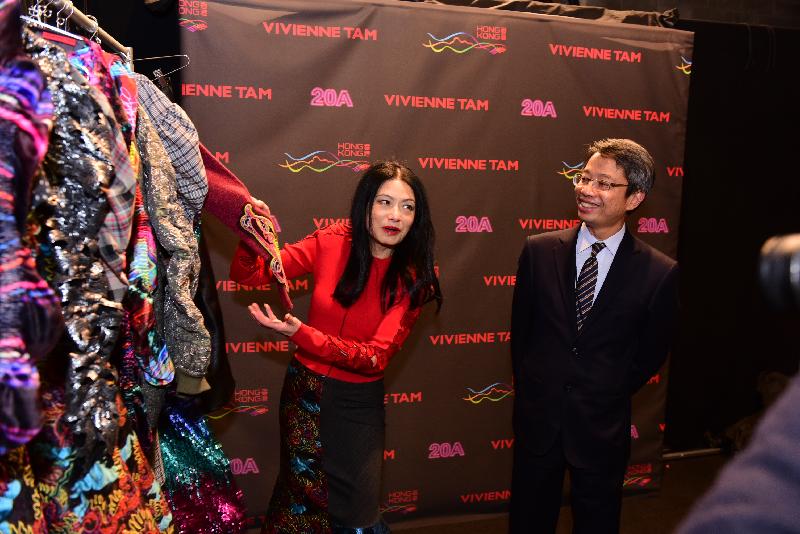 國際時裝設計師譚燕玉（左）今日（紐約時間二月十五日）在紐約時裝展介紹她最新一系列靈感源自香港的時裝。旁為香港駐美國總經濟貿易專員梁卓文（右）。
