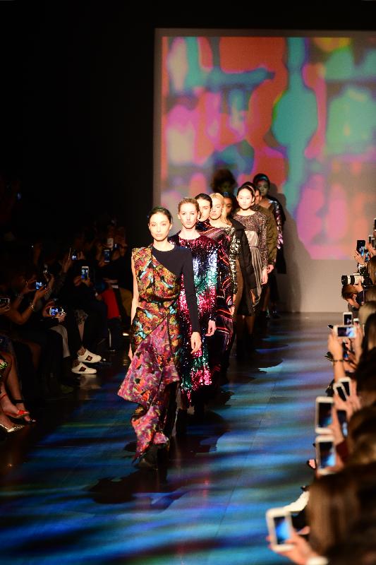国际时装设计师谭燕玉今日（纽约时间二月十五日）在纽约时装展介绍她以香港为灵感的2017秋冬时装系列。图示时装系列的部分设计。