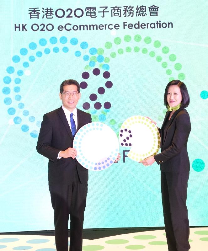 商务及经济发展局局长苏锦梁（左）和香港O2O电子商务总会创会会长陈嘉贤今日（二月十六日）主持香港O2O电子商务总会启动礼。
