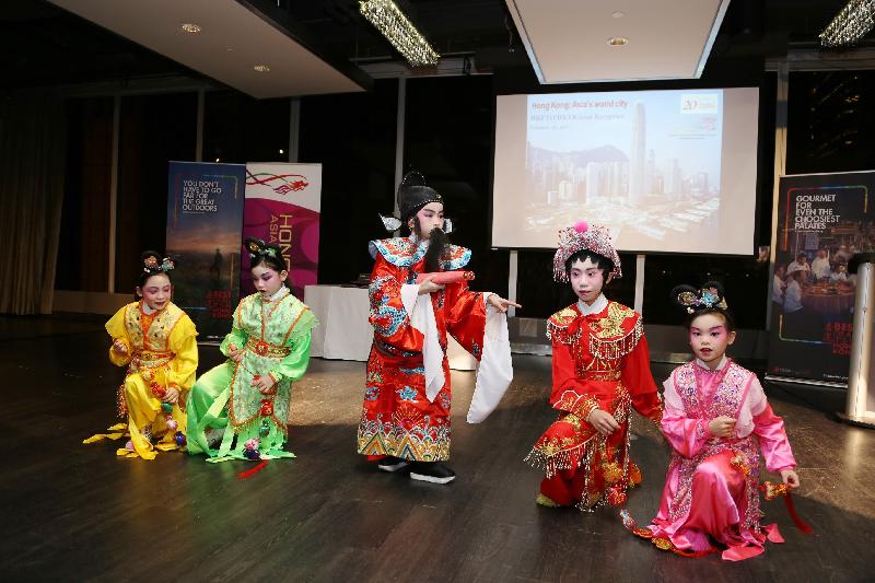The Hong Kong Economic and Trade Office (Toronto) and the Hong Kong Tourism Board (Canada) held a Lunar New Year reception in Toronto today (February 16, Toronto time). Photo shows a performance at the reception.
