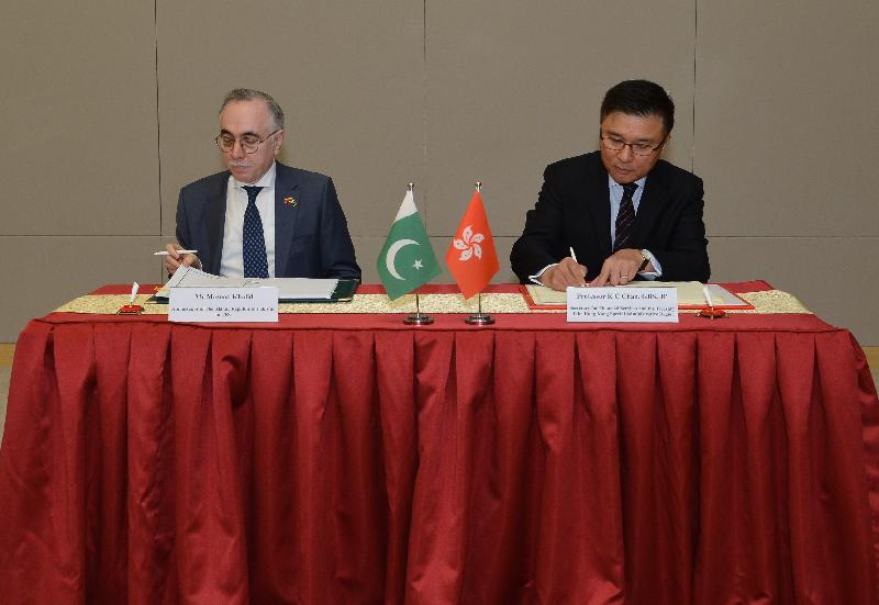 The Secretary for Financial Services and the Treasury, Professor K C Chan (right), and the Ambassador of the Islamic Republic of Pakistan for the People's Republic of China, Mr Masood Khalid (left), today (February 17) sign a comprehensive agreement for the avoidance of double taxation.