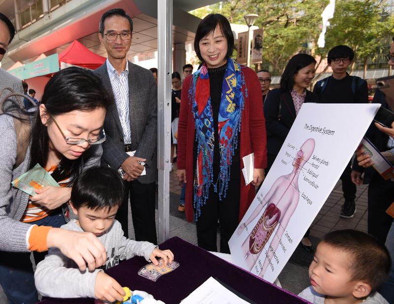 The opening ceremony for the "HK SciFest 2017" was held today (February 18) at the Hong Kong Science Museum. Photo shows the Director of Leisure and Cultural Services, Ms Michelle Li (first right), and the Chairman of the Museum Advisory Committee, Mr Stanley Wong (second right), touring the interactive game booths at the “Fun Science Carnival” family day. 