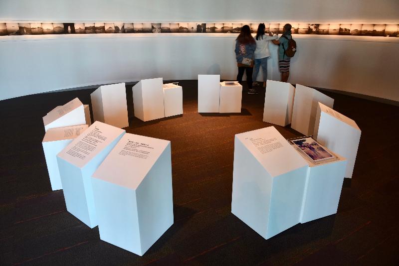 「藝術島敍」展覽今日（二月十八日）於香港大會堂低座展覽廳揭幕。圖為參展藝術家尹子聰的作品《107個無人島》。

