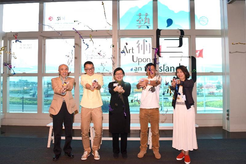 The opening ceremony of the “Art Upon an Island” exhibition was held today (February 18) in the Exhibition Hall, Low Block, Hong Kong City Hall. Officiating guests included (from left) the Chairman of the Art Sub-committee of the Museum Advisory Committee, Mr Vincent Lo; participating artist Simon Wan; the Under Secretary for Home Affairs, Ms Florence Hui; participating artist Cheung Chi-wai; and the Museum Director of the Hong Kong Museum of Art, Miss Eve Tam.