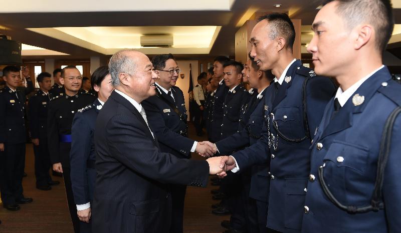The Commissioner of Police, Mr Lo Wai-chung, and Non-Official Member of the Executive Council, Mr Chow Chung-kong, congratulate the probationary inspectors.
