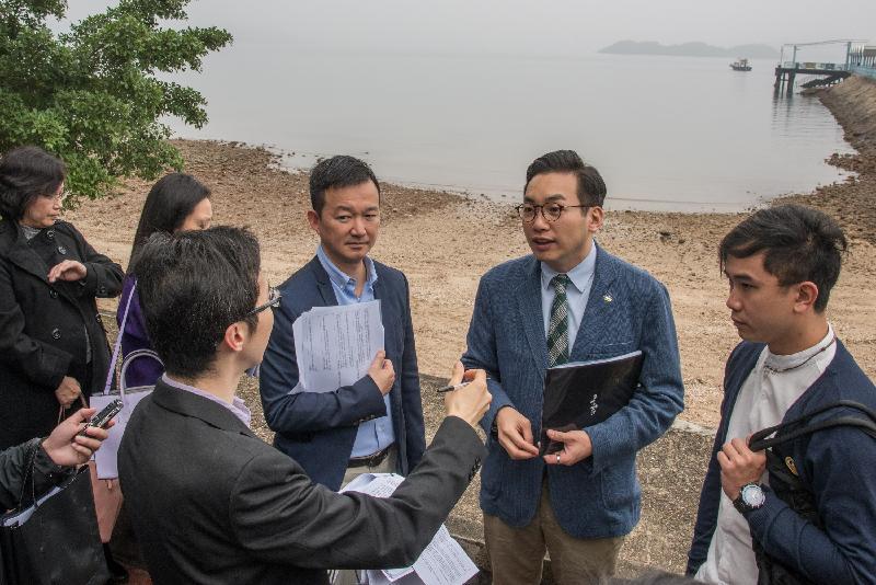 Legislative Council Members Mr Chan Chi-chuen (third right) and Mr Alvin Yeung (second right) visit the shingle beach in Wu Kai Sha today (February 20), and receive briefings on action taken by respective government departments to tackle the issues relating to the safety of the beach as well as damage to its ecological environment.