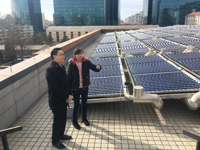 發展局局長馬紹祥（左）今日（二月二十日）在北京參觀中國建築科學研究院建築環境與節能研究院，了解能源節約措施。