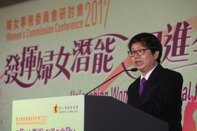 勞工及福利局局長蕭偉強今日（二月二十一日）在香港會議展覽中心出席婦女事務委員會研討會2017。圖示蕭偉強在研討會的全體會議上，就「HeForShe－男性在倡導改變的角色」發表專題演說。