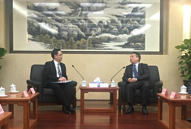 发展局局长马绍祥（左）今日（二月二十一日）拜会国务院港澳事务办公室副主任黄柳权（右）。