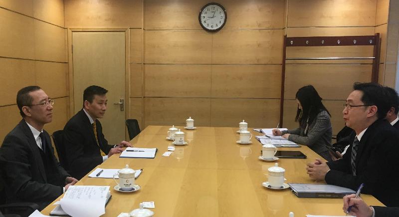 The Secretary for Development, Mr Eric Ma (first right), today (February 21) meets with the Director-General of the Department of Taiwan, Hong Kong and Macao Affairs of the Ministry of Commerce, Mr Sun Tong (first left), in Beijing. 