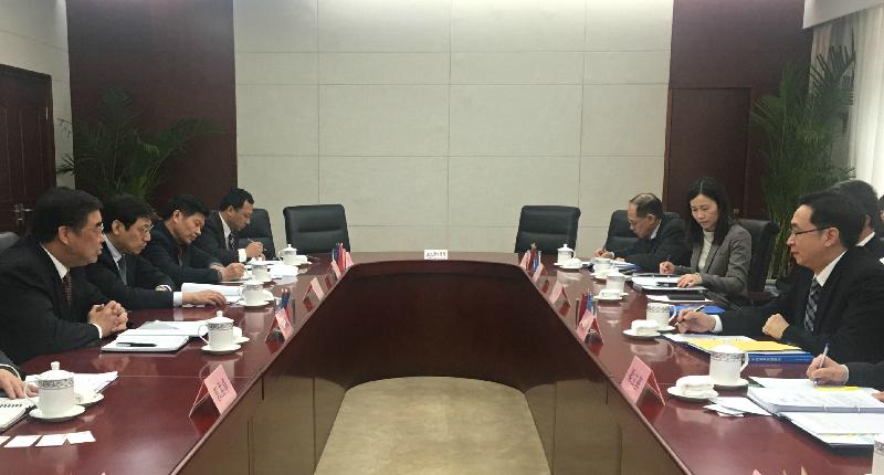 The Secretary for Development, Mr Eric Ma (first right), today (February 21) meets with the Vice Minister of the Ministry of Water Resources, Mr Tian Xuebin (first left). 